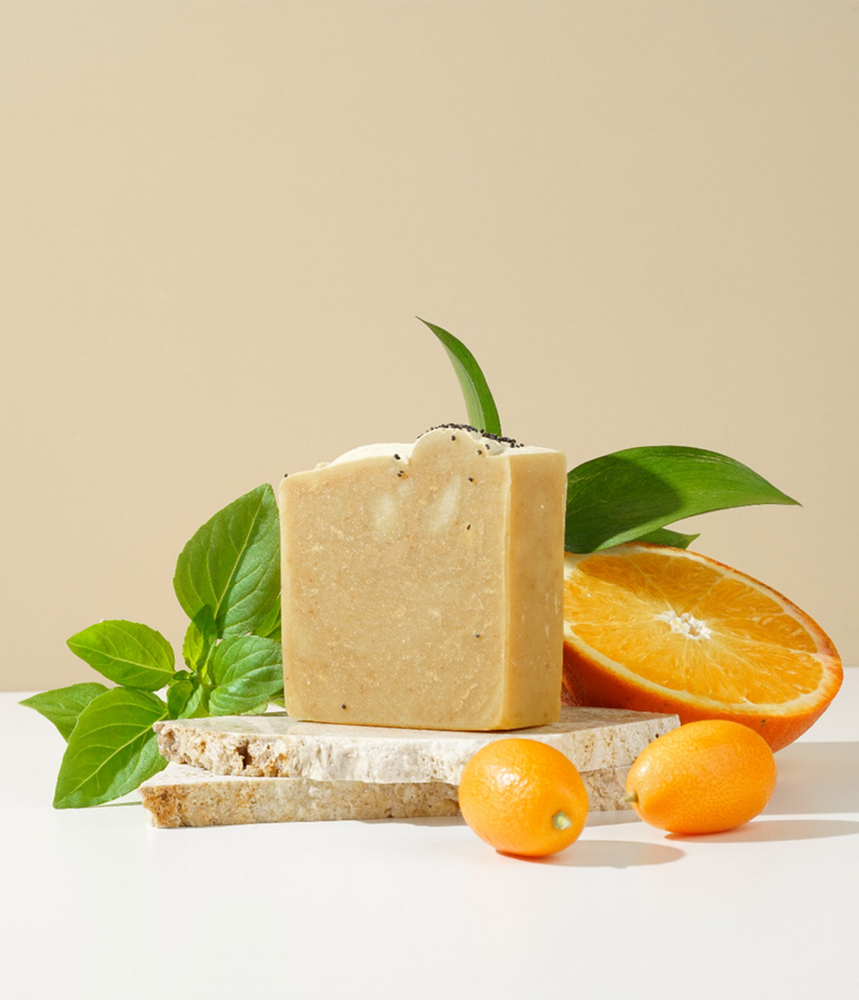 MANDALA - Jabón corporal revitalizante de aceite de oliva y zanahoria, con cúrcuma, aloe vera y esenciales de cítricos