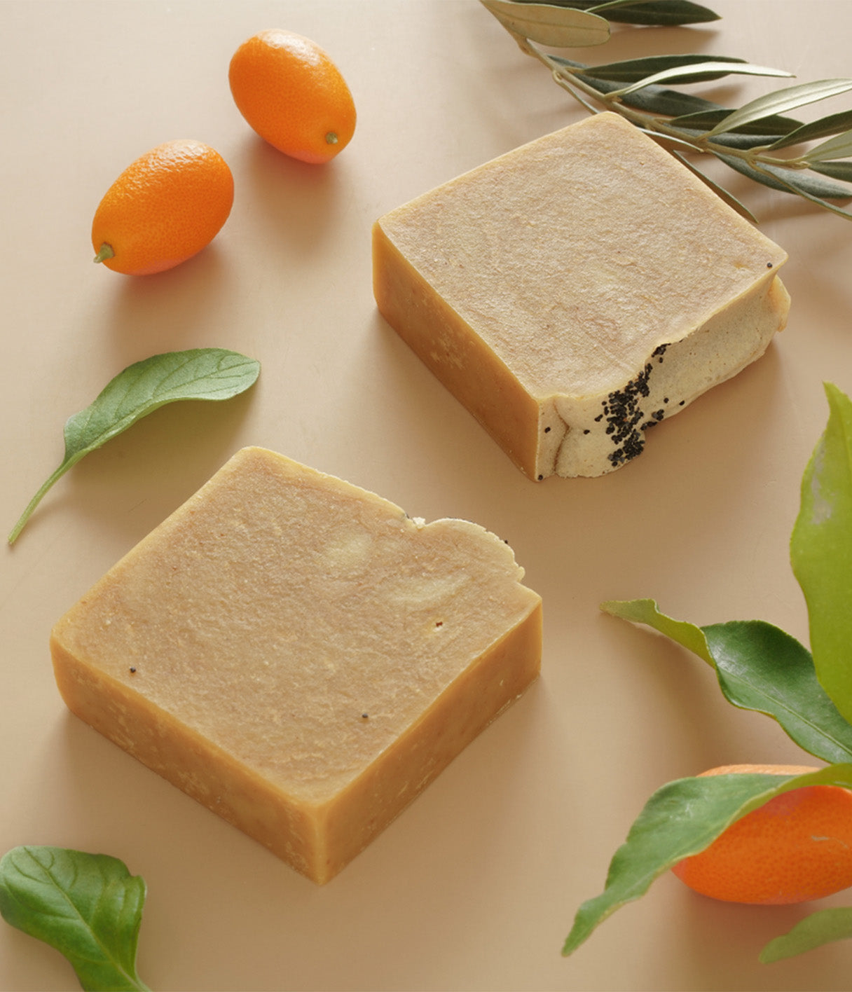 MANDALA - Jabón corporal revitalizante de aceite de oliva y zanahoria, con cúrcuma, aloe vera y esenciales de cítricos